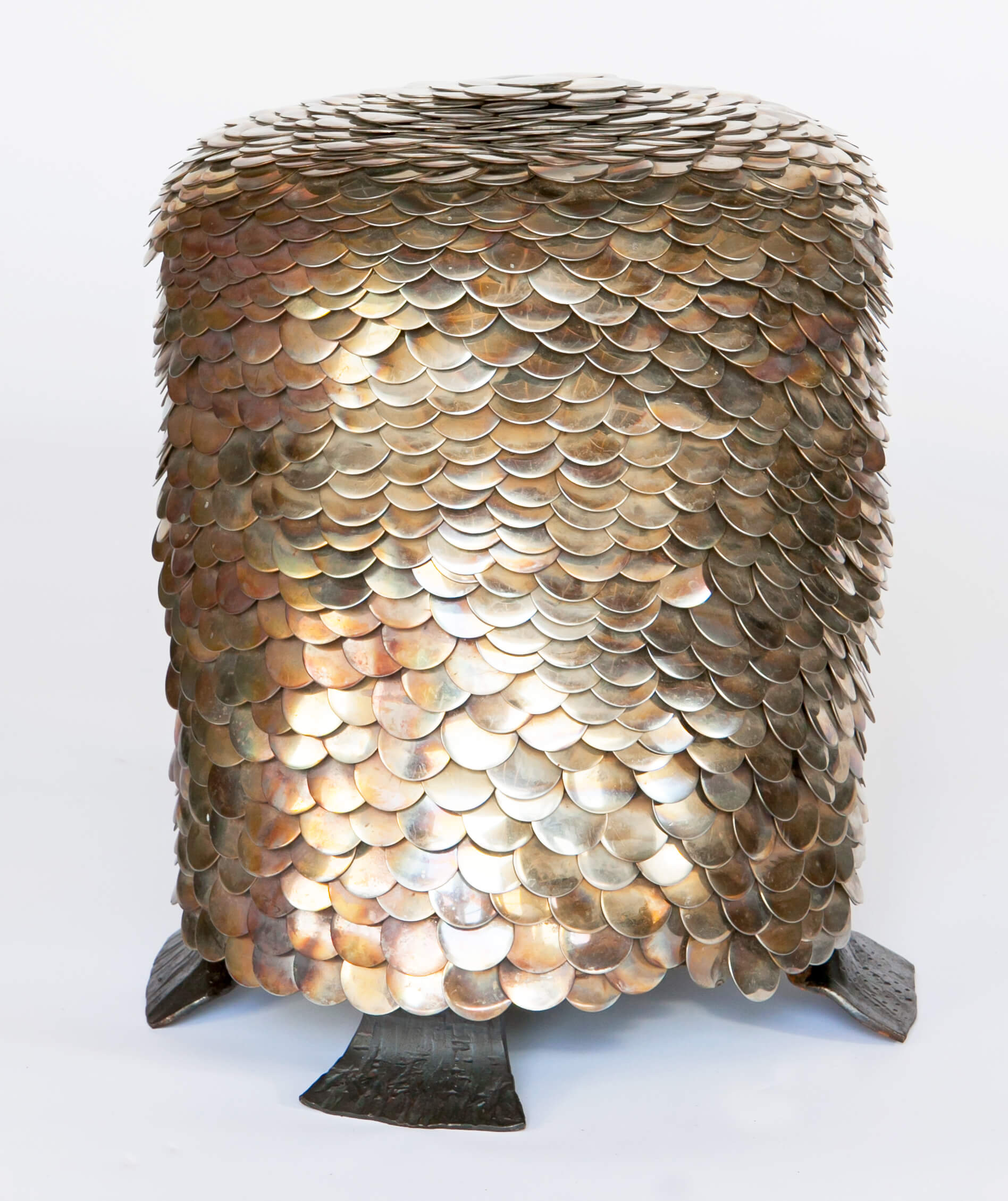 Fish Stool, scaun sculptural din discuri de otel sudate manual